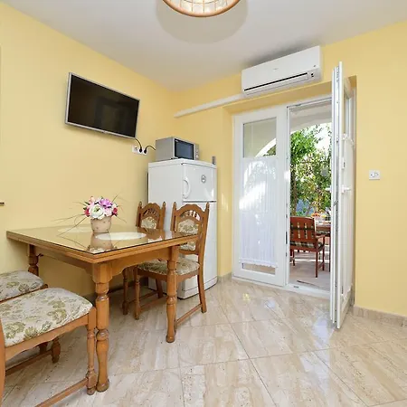 Zdenka With Heated Pool Appartement *