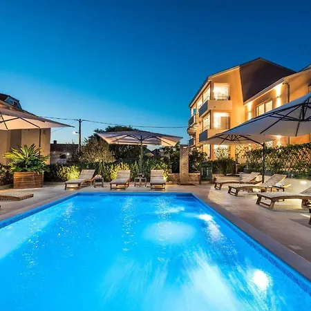 Zdenka With Heated Pool * Pakoštane